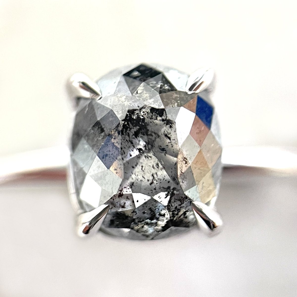 AvellinnoJewels's tweet image. 18K White Gold Diamond Engagement Ring, Oval Salt And Pepper Diamond Ring, Oval Shape Diamond Ring, Gift For Bride, Oval Rose Gold Ring

avellinno.com/products/18k-w…

#whitediamondring #whitegoldring #prongring #saltandpepperring #ovalshapediamond #naturaldiamondring #ovalshapering