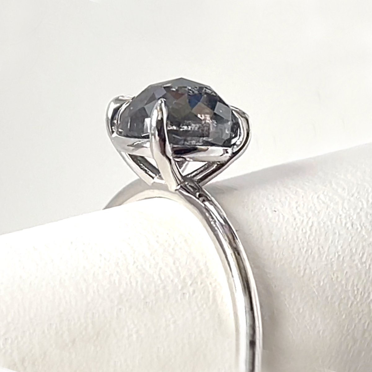 AvellinnoJewels's tweet image. 18K White Gold Diamond Engagement Ring, Oval Salt And Pepper Diamond Ring, Oval Shape Diamond Ring, Gift For Bride, Oval Rose Gold Ring

avellinno.com/products/18k-w…

#whitediamondring #whitegoldring #prongring #saltandpepperring #ovalshapediamond #naturaldiamondring #ovalshapering