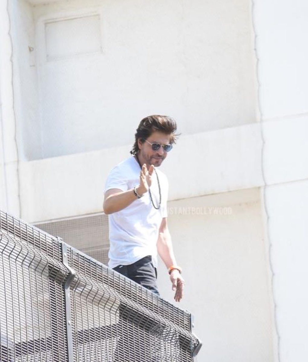 Ind_RAM_'s tweet photo. @iamsrk Badshah bhai 👑👑 https://t.co/kjop7r1HZJ