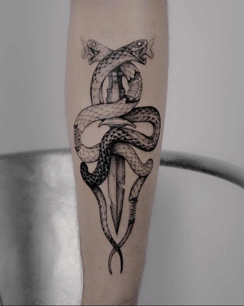MaisonPython's tweet photo. Les serpents par Tofik Tat 🐍 #snaketattoo #paristattoo #paristattooshop https://t.co/4yulPyGuTR