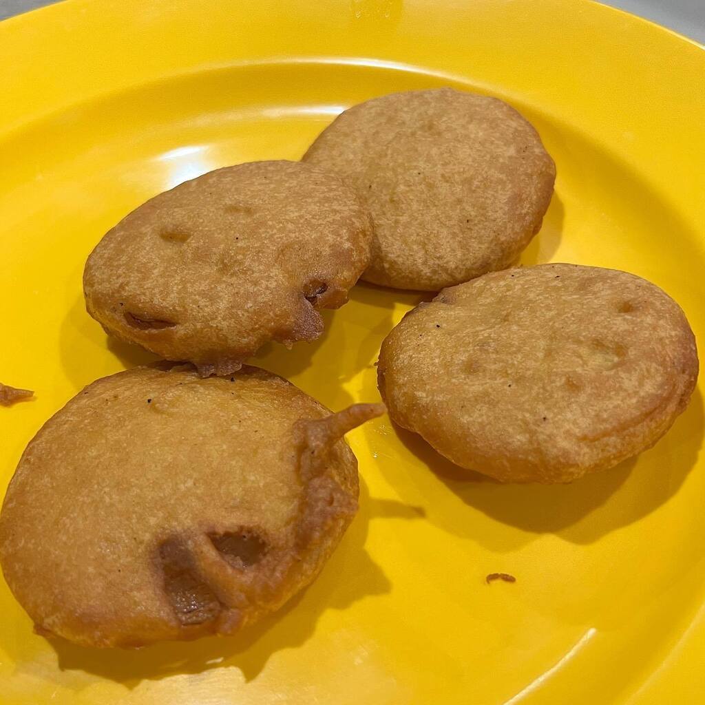 JayMoyLovesFood's tweet photo. Sangeetha is one of the many places in Chennai that offer snacks and little tidbits for those wishing to nosh before a meal or after one.

So we did just that with an Onion Cake and a Fried Potato Fritter.  It was accompanied by many sauces to take the o… https://t.co/HIXeSq2iM9 https://t.co/BXNTnR1AeI