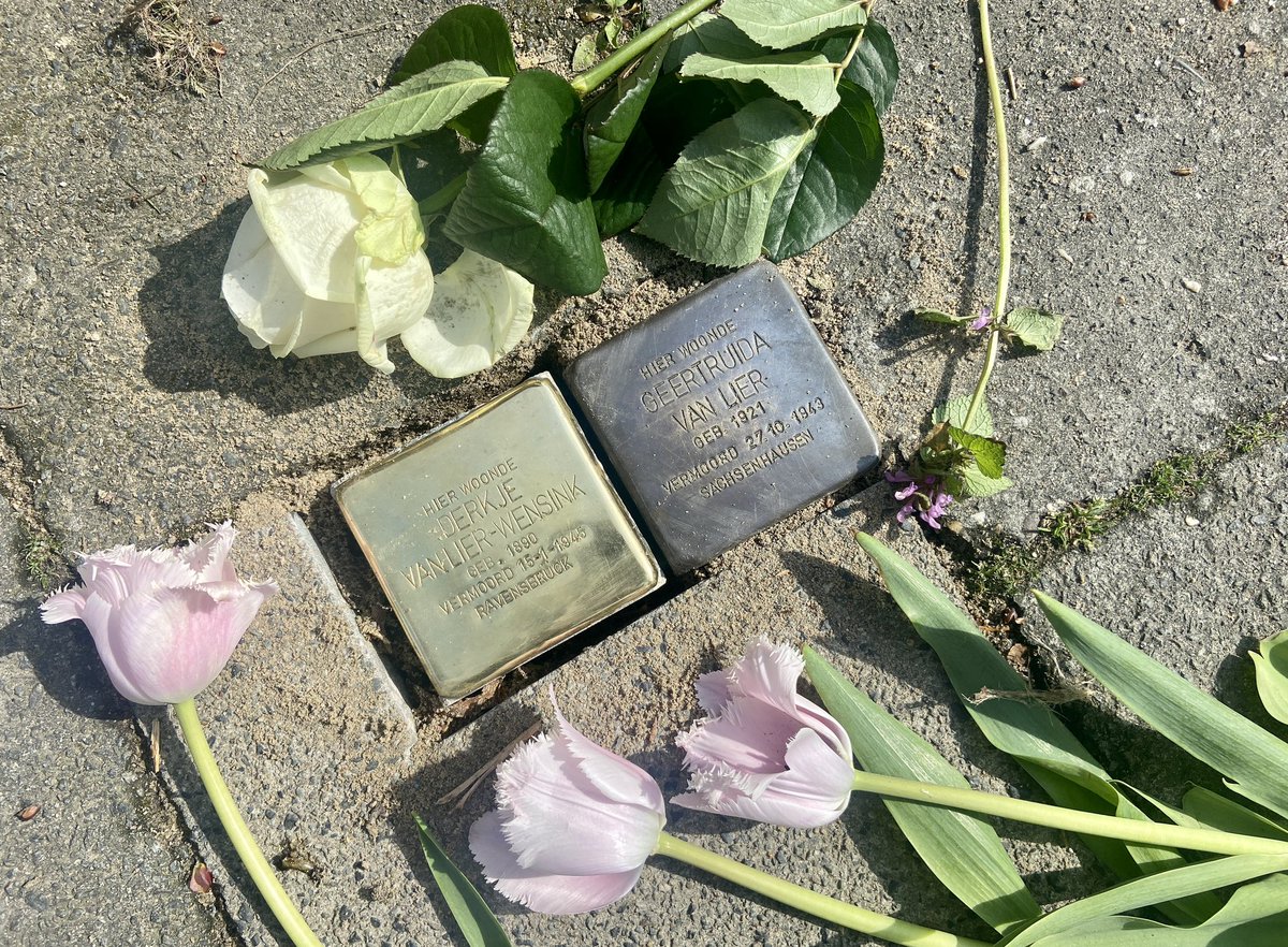 Wethouder <a href="/S_Schilderman/">Susanne Schilderman</a> plaatste vandaag op initiatief van @JimTerlingen een struikelsteen voor Derkje, de moeder van verzetsstrijder Truus van Lier … oostkrant.com/derkjevanlier/