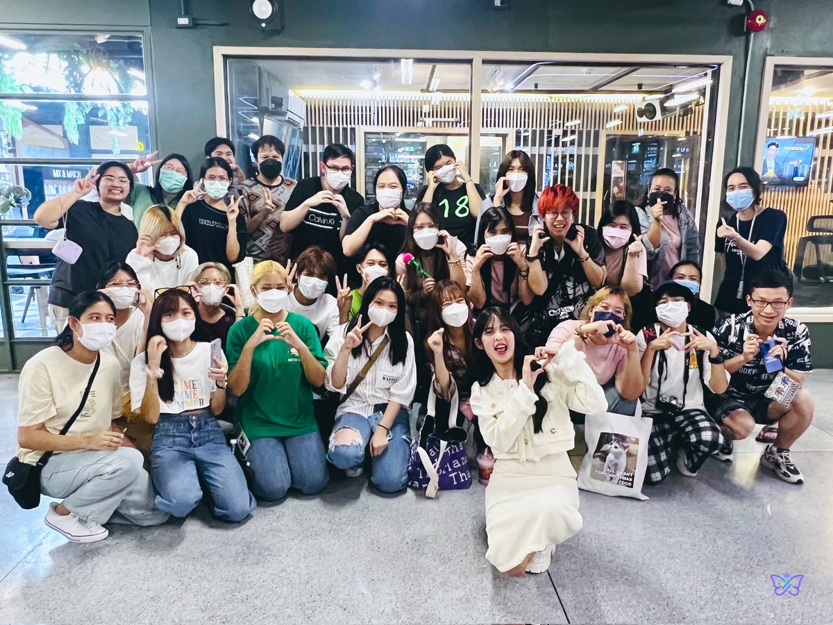 MOBYE_Fanbase's tweet photo. ขอบคุณทุกคนที่มาหากันวันนี้นะคะ อากาศร้อนมากแต่ก็ยืนรอน้องกัน น่ารักมากเลย อินเลิฟอินใจสุดๆ🫶💙

#MOBYe https://t.co/8hjRTa7jff