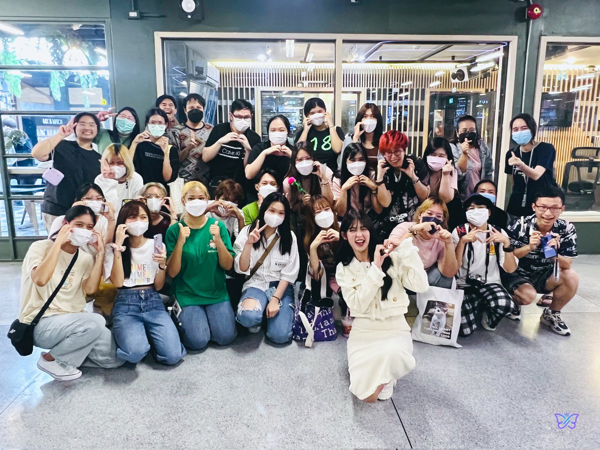 MOBYE_Fanbase's tweet photo. ขอบคุณทุกคนที่มาหากันวันนี้นะคะ อากาศร้อนมากแต่ก็ยืนรอน้องกัน น่ารักมากเลย อินเลิฟอินใจสุดๆ🫶💙

#MOBYe https://t.co/8hjRTa7jff