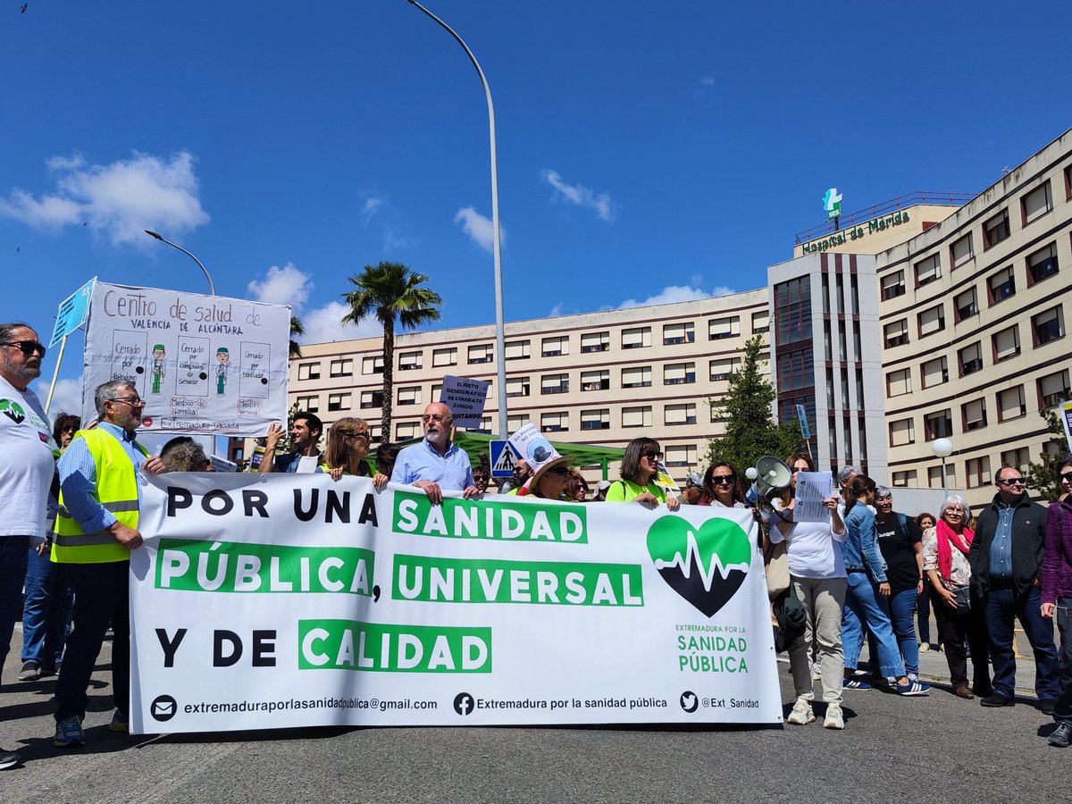 plataformahssp's tweet photo. Parada en el Hospital de Mérida:
Lectura de Manifiesto 🗣️📖
@Ext_Sanidad
#9pueblos1lucha #22avoyamerida #YovoyaMerida https://t.co/UNr4jzeDhA