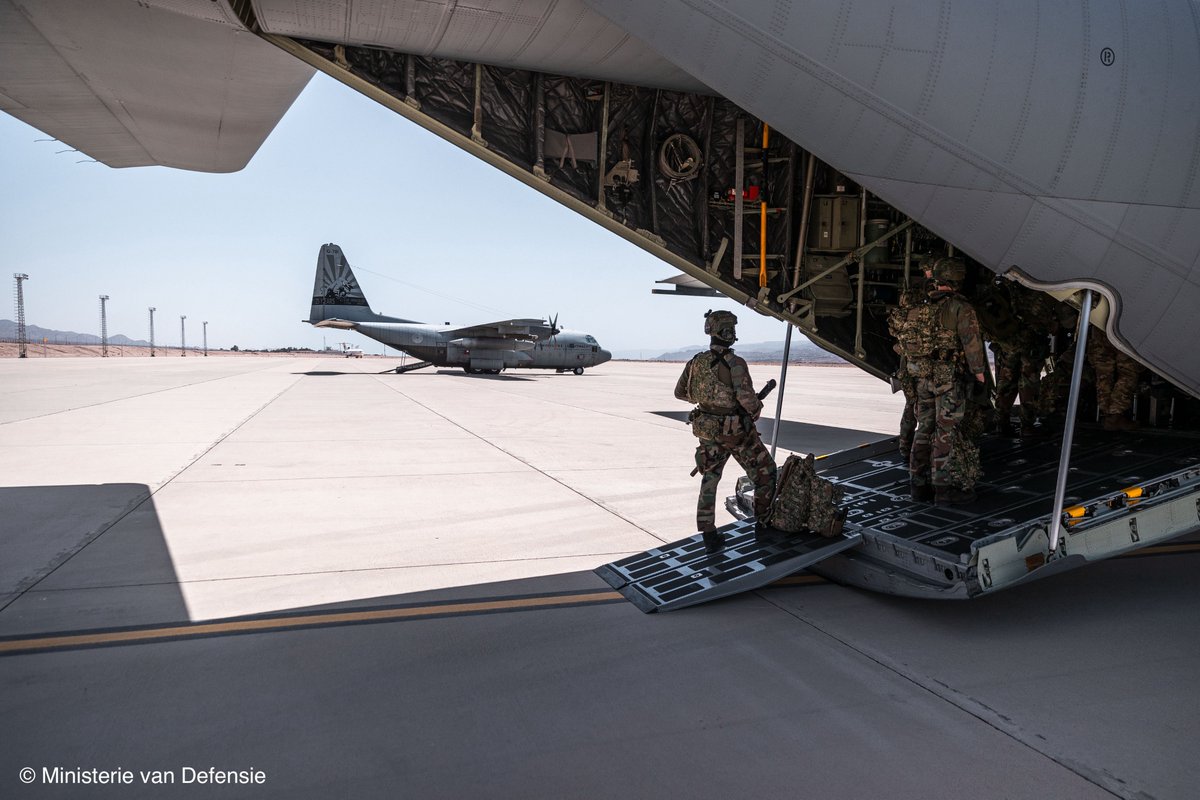 WBHoekstra's tweet image. Very grateful to the Jordanian government and my dear colleague @AymanHsafadi for hosting our Ambassador @irmavandueren, and staff from @DutchMFA and @Defensie. Thanks to your hospitality, they are able to monitor the difficult situation in #Sudan. 🇳🇱🇯🇴