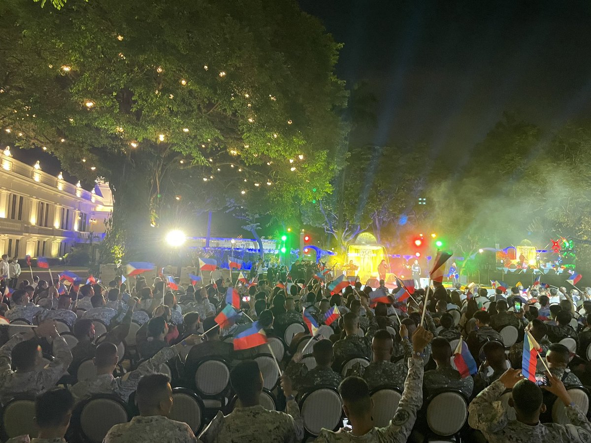 ABSCBNNews's tweet image. LOOK: The Malacañang Palace has kicked-off its first-ever &quot;Konsyerto sa Palasyo&quot; concert series featuring some of the country&apos;s most talented artists, to recognize the efforts of the Armed Forces of the Philippines. | via @_izzylee