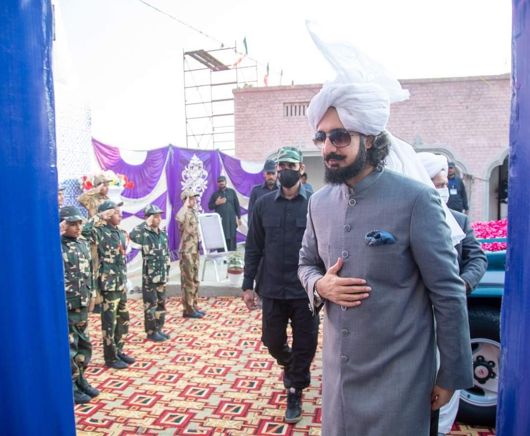 ادهی لعنت دنیا تائیں تے ساری دینا داراں هو

جنہاں راه صاحب دے خرچ نه کیتی لین غضب دیاں ماراں هو

پیواں کولوں پتر کہاوےپٹھ دینا مکاراں هو

جنہاں ترک دنیا تهیں کیتی باہو لیسن باغ بہاراں هو
#HBDSahibzadaSultan422