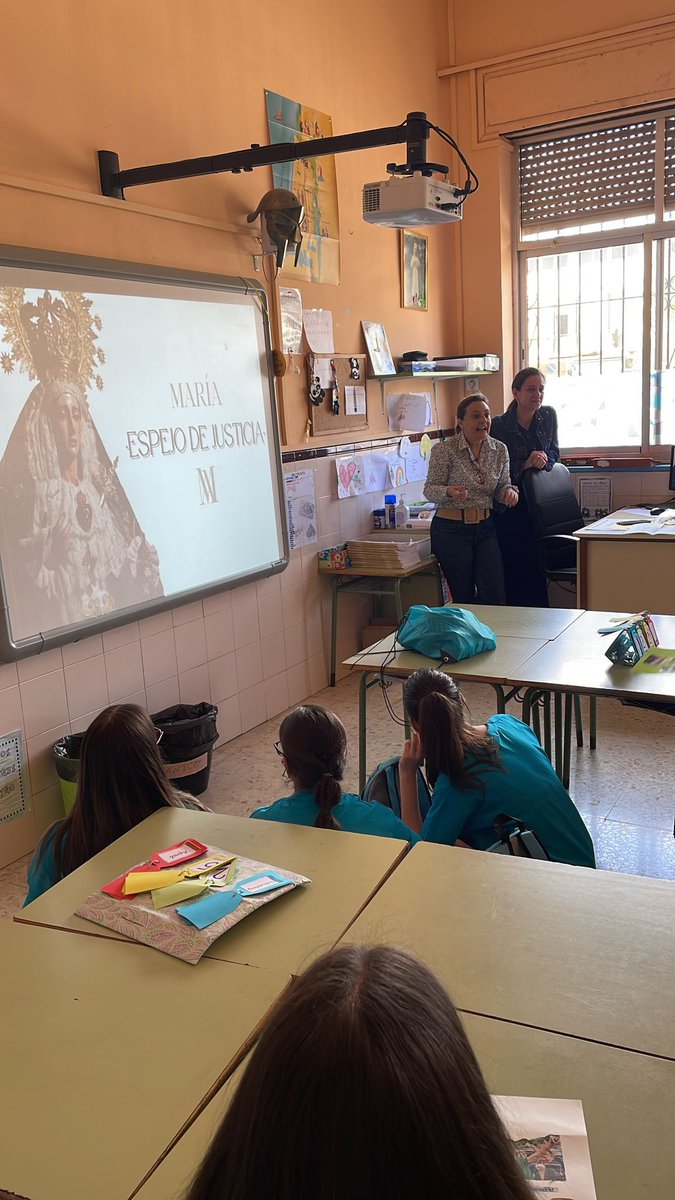 AmoryCaridad's tweet photo. ❤️🔥#Hermadad|| Nuestra Hermandad esta mañana ha participado en el #EDJ23 realizando el taller "Maria, espejo de justicia".
🫶🏼Hemos explicado un poco de la historia de nuestra Hdad y la acción social que desempeña haciendo hincapié en nuestra labor en @F_CORINTO.
#CofradiasMLG https://t.co/KUYBwpei3U