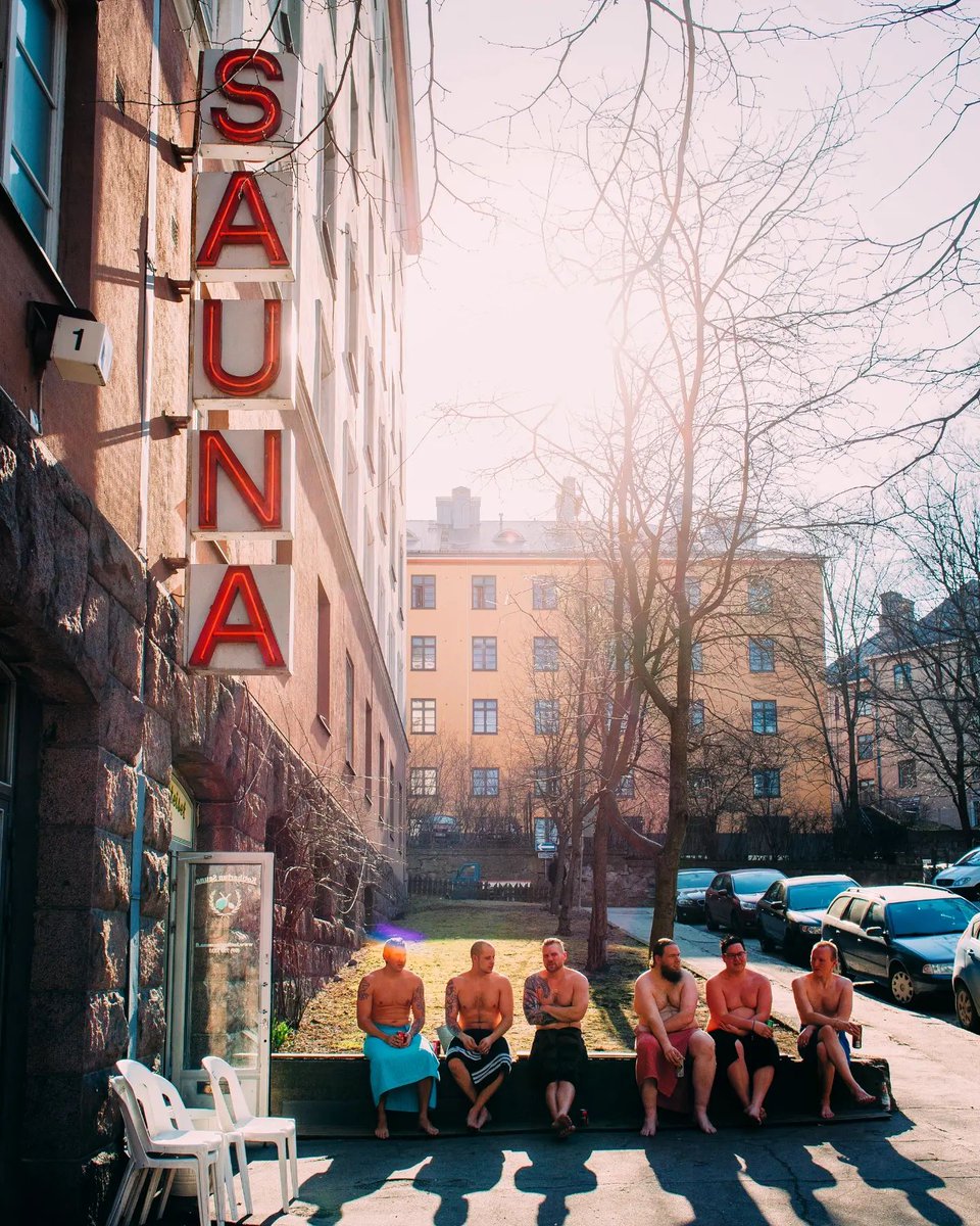 #citytours #sightseeing #sightseeingtours #tailormade #tourguide #expert #helsinkiwalks #helsinki #finland #visitfinland #visithelsinki #discoverhelsinki #detailsofhelsinki #myhelsinki #helsinkiofficial #ourfinland #spring #waiting #huvilakatu #pastel #sauna #linnanmäki#colourful