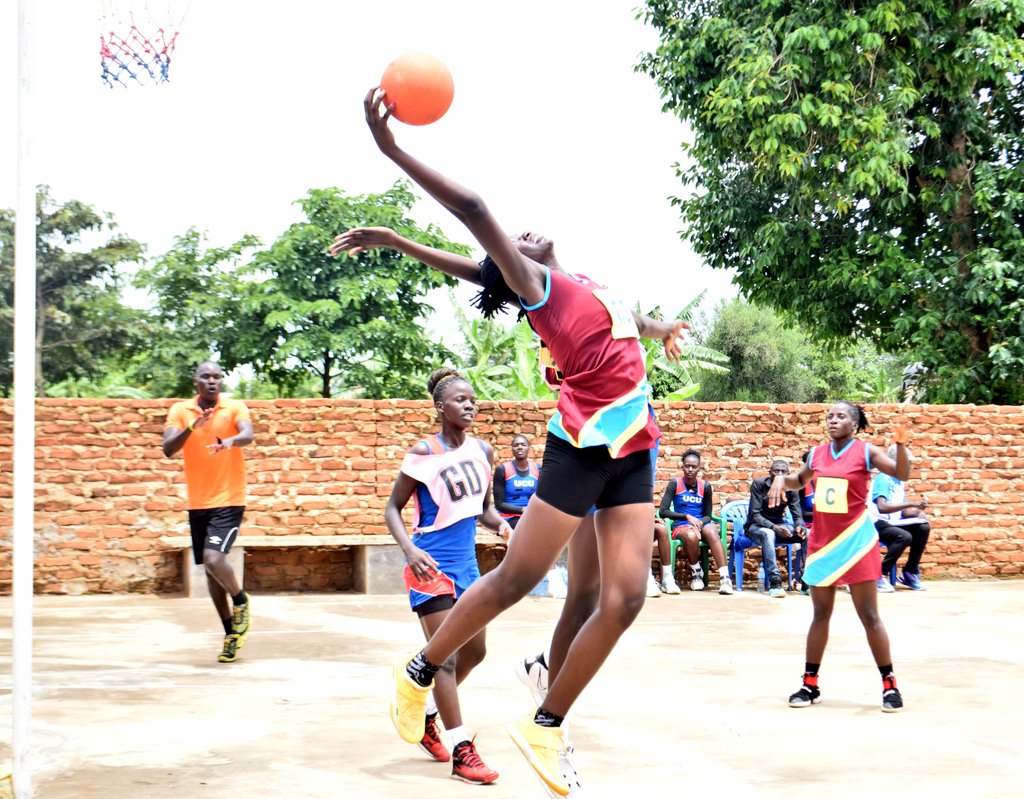 NetballUpdates1's tweet photo. #WeekendAction #Game2
FT'
UCU Angels 38-44 @PrisonsNetballC
Q1: 09-09
Q2: 14-20
Q3: 25-33
Q4: 38-44
@PrisonsNetballC also still in the race for the title, Nanyonga and Namulumba have been exceptional today!
#UNSL | #UNF256 | #Shecranes256
@kayiirajackson @NBSportUg @ucu_sports https://t.co/6qhGwUmfFl