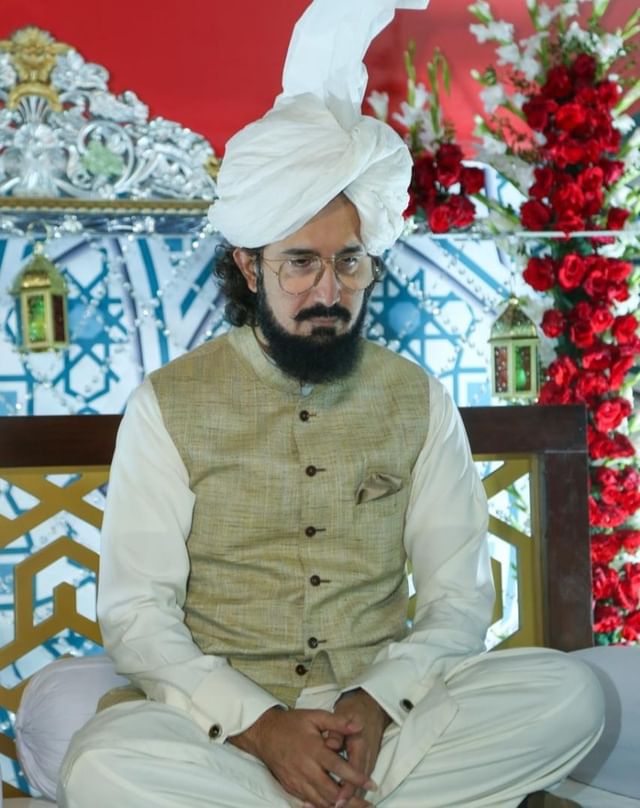 مرد حق باز آفریند خویش را جز بہ نور حق نہ بیند خویش را 

مطلب: مرد حق خود کو پھر وجود میں لاتا ہے، وہ جب اپنے آپ کو دیکھتا ہے تو صرف اللہ تعالیٰ کے نور سے دیکھتا ہے 

#HBDSahibzadaSultan422