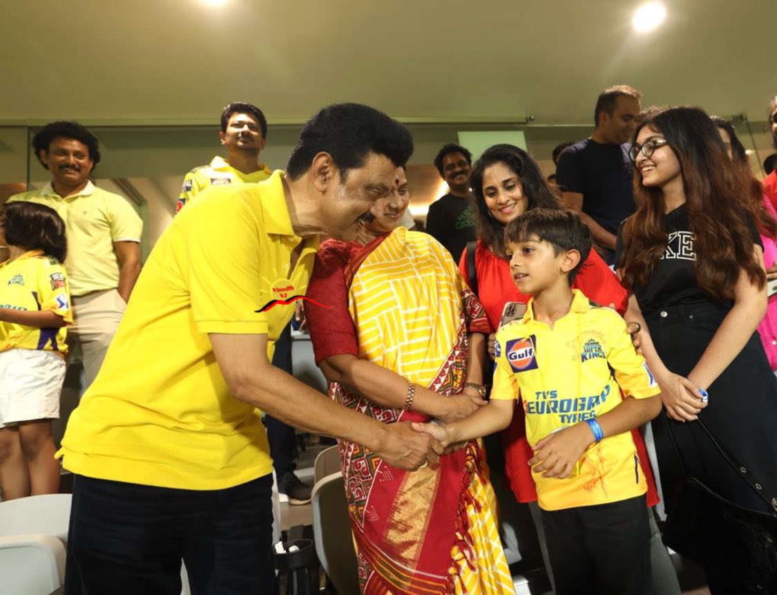 Trending Pic 👌

Thalapathy @mkstalin with #KuttyThala Aadvik Ajith 💛

#AjithKumar