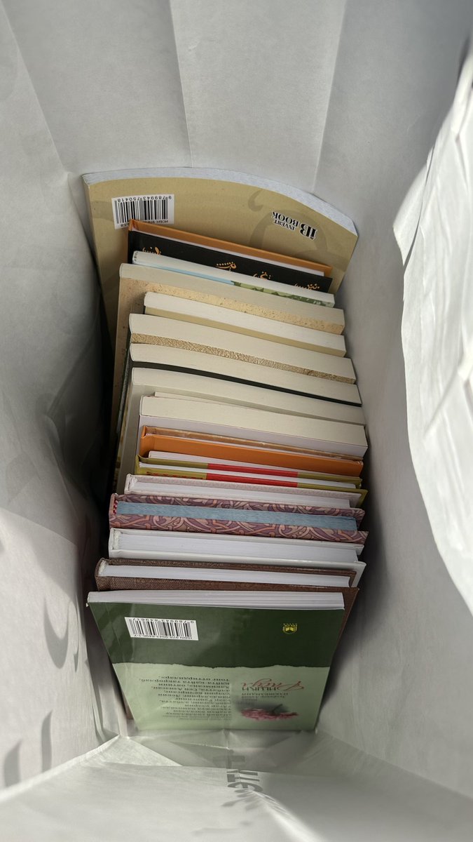 Qamar kitoblar do'koniga kitobdan boshqa narsa olishga kirgan edim...)