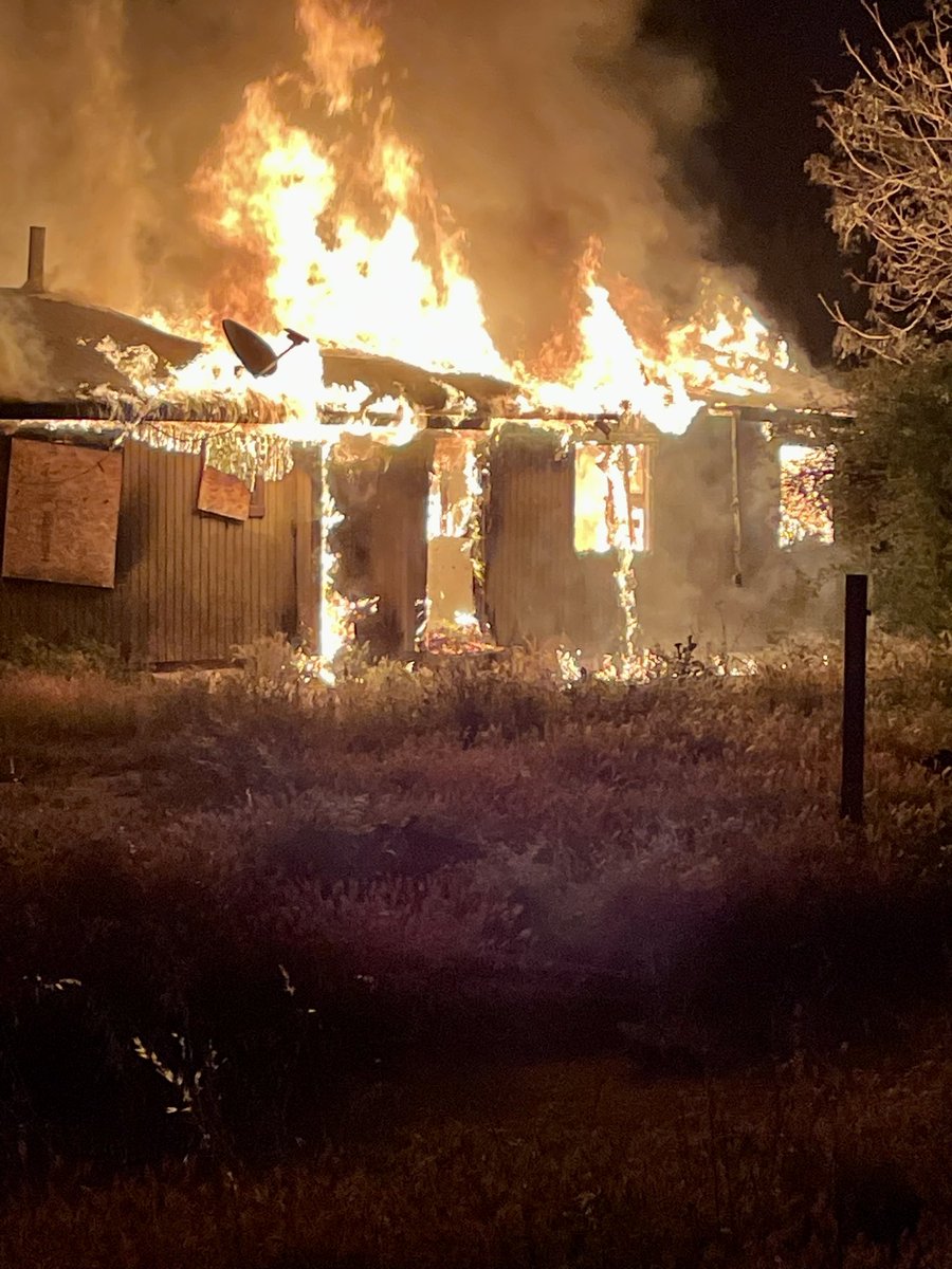 CALFIREBDU's tweet photo. #GrapeIC Residential Structure Fire Grape St X Cypress - Highland Rpt. Time 03:10 am. Abandoned structure fully involved, no exposures, no injuries. Cause under investigation. #yucaipafire @SanManuel @HighlandPolice assisting #highlandfire #firefighters https://t.co/qR80Ex8hu0
