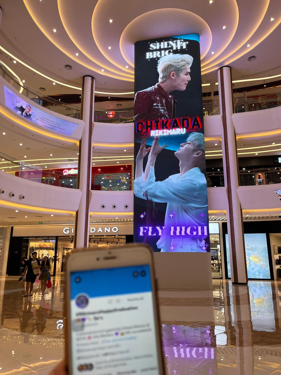 sasmallworld's tweet photo. Em tới với các bà Lực đây ạ 🥹

Xin cảm ơn @rikikemen và @All_for_Riki vì chiếc LED siêu to siêu xinh này ạ! 🫶
Cảm ơn cả @jjjjjjjlwbh tềnh êu đã cố gắng đứng đợi để quay clip cho Sa 😘

#Rikimaru #力丸 tốt nghiệp vui vẻ! 🔥

#INTO1_GROWNUP https://t.co/I5ooTZZsGp