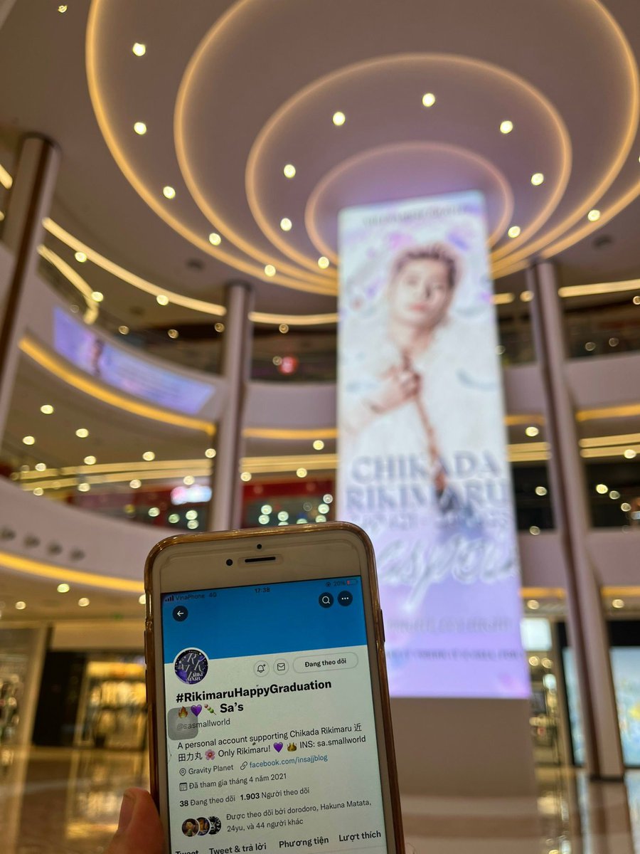 sasmallworld's tweet photo. Em tới với các bà Lực đây ạ 🥹

Xin cảm ơn @rikikemen và @All_for_Riki vì chiếc LED siêu to siêu xinh này ạ! 🫶
Cảm ơn cả @jjjjjjjlwbh tềnh êu đã cố gắng đứng đợi để quay clip cho Sa 😘

#Rikimaru #力丸 tốt nghiệp vui vẻ! 🔥

#INTO1_GROWNUP https://t.co/I5ooTZZsGp