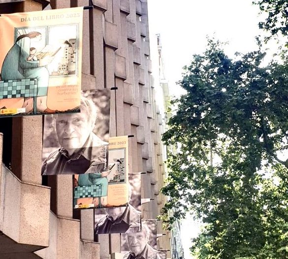 sibarita100's tweet photo. La plaza del Rey en Madrid , hoy le hace homenaje a Rafael Cadenas . Pendones que valoran la lectura, la poesía , el país , el trabajo. No hay ni un ápice de venta, solo ganas de aplaudir y de seguir leyendo al maestro Cadenas https://t.co/Gl7vGUMihD