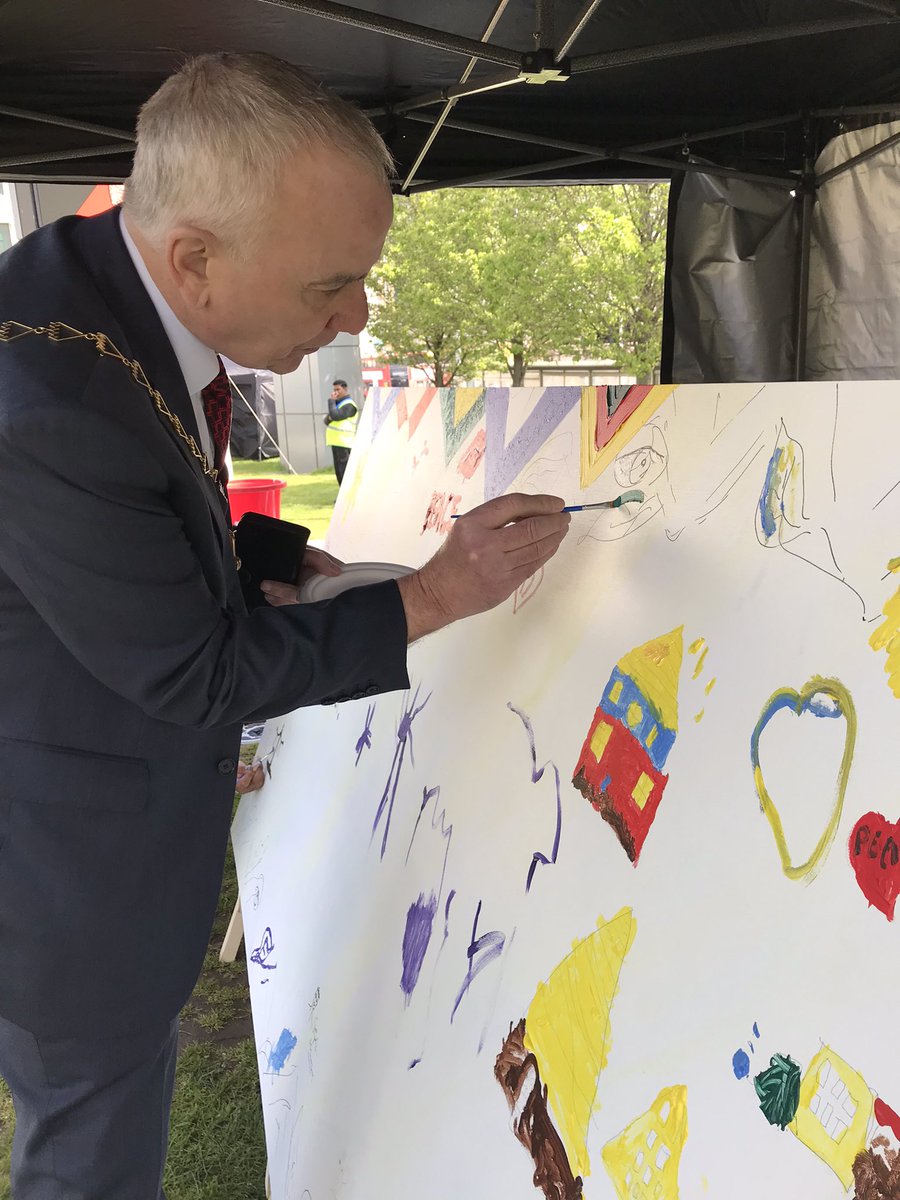 Royal_Greenwich's tweet photo. The Mayor and Mayoress adding the the ‘Hopeful Futures’ artwork. 

#SLD30 #BecauseofStephen https://t.co/4GEb48sXnr