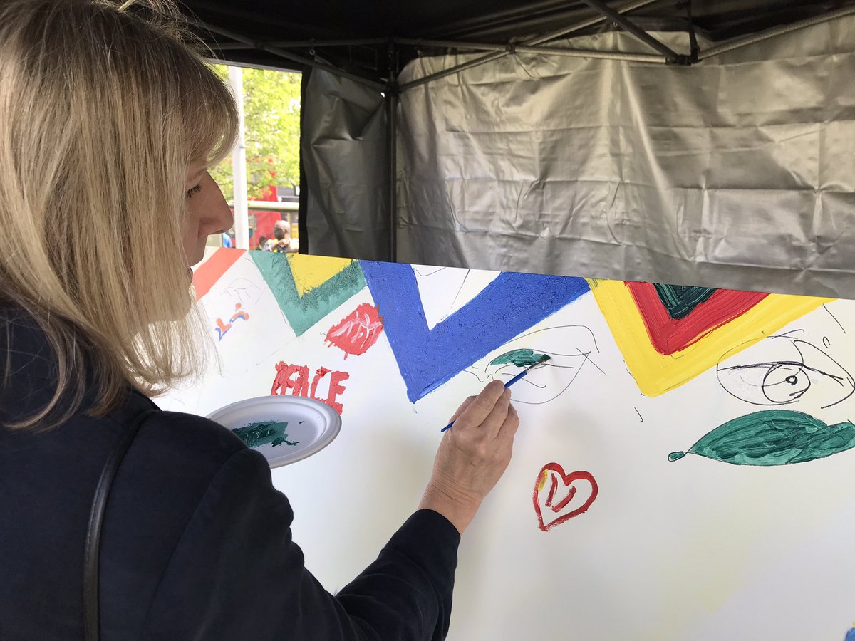 Royal_Greenwich's tweet photo. The Mayor and Mayoress adding the the ‘Hopeful Futures’ artwork. 

#SLD30 #BecauseofStephen https://t.co/4GEb48sXnr