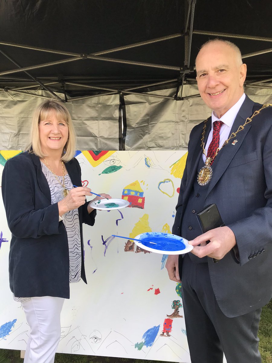 Royal_Greenwich's tweet photo. The Mayor and Mayoress adding the the ‘Hopeful Futures’ artwork. 

#SLD30 #BecauseofStephen https://t.co/4GEb48sXnr