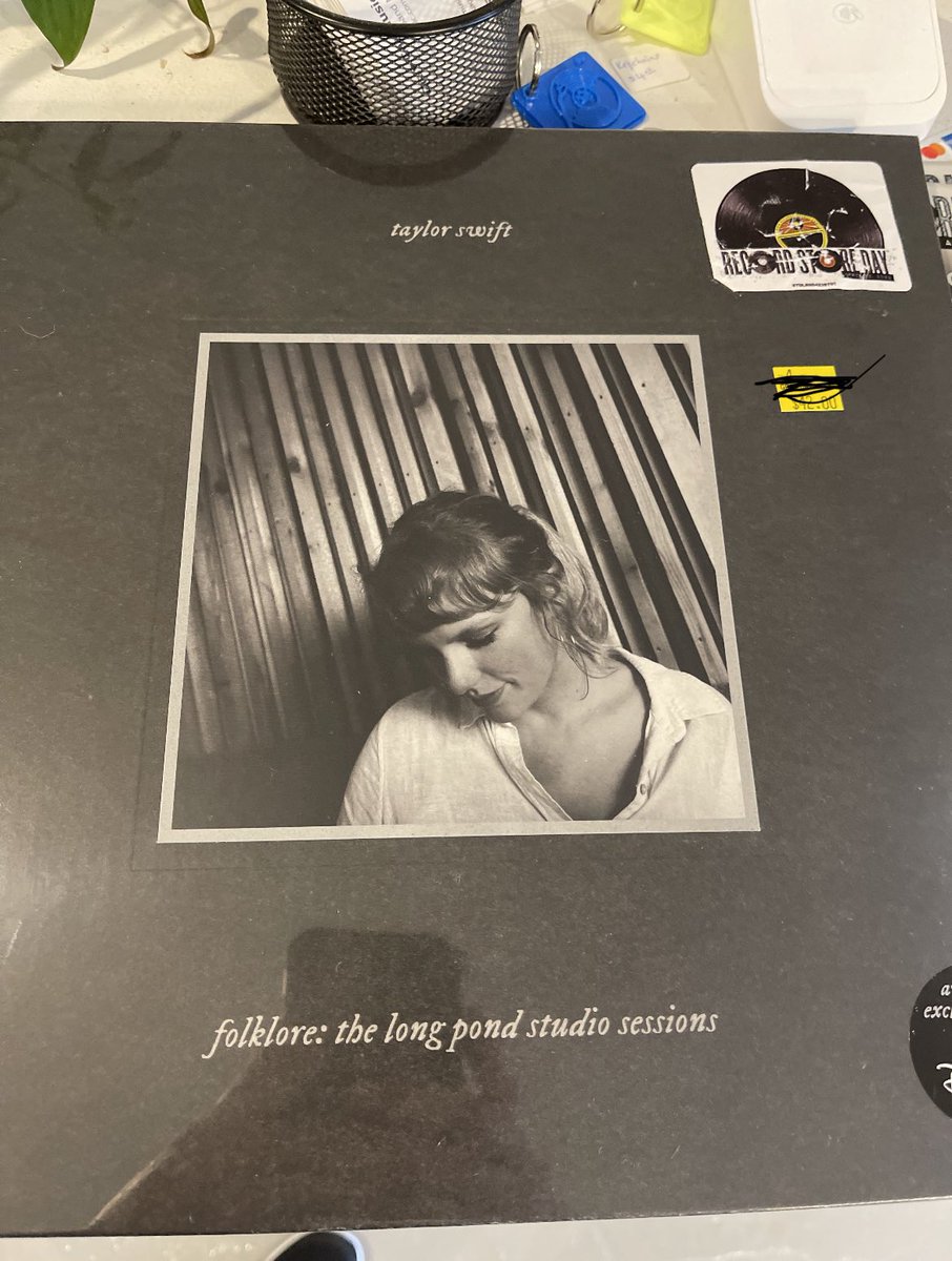 Heathercasey02's tweet photo. @ErasTourResell when your dad is buddies with the record store owner.. surprised me with it last night 🥰🤫 https://t.co/e7iHjKrIZc