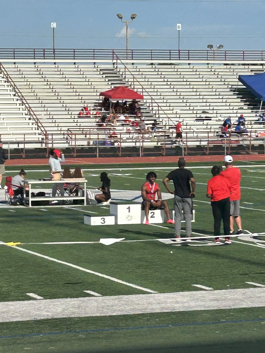 IamMissTee77's tweet photo. Not good photo n video but @AjNewberry5 placed 2nd place in 200m with a time of 21.93 at UIL Area Championship Track meet……..Great job son🏃🏽‍♂️🥈👏🏾 https://t.co/2NvgEFWzk9