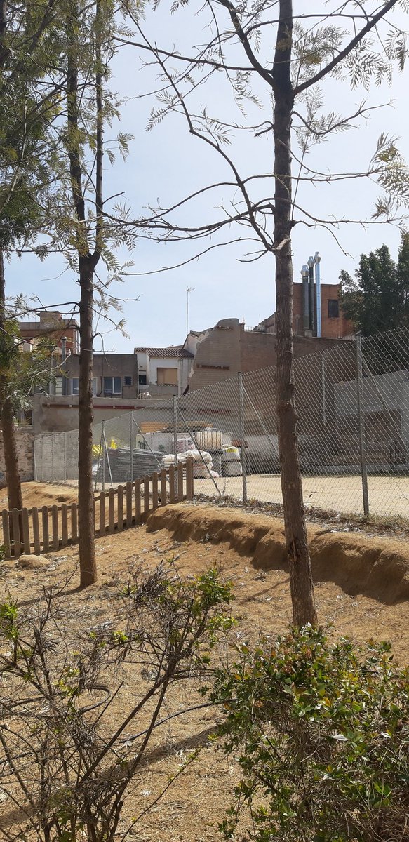 bandulima's tweet photo. Seguim!
#SantakoCiutatGruyere
Imatge del "forat" que va deixar Can Coronel, al fons, entre els patis que es veuen.
Edifici enderrocat per manca de manteniment i ganes...
#Santako
#Forats https://t.co/mU3butKN1N