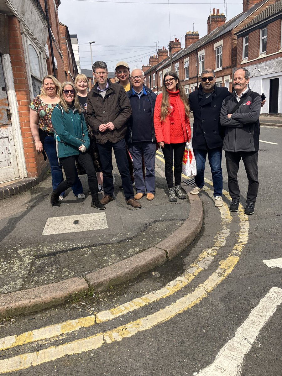 Team Labour out & about in Saffron this morning 💪🌹#labourdoorstep #leicesterlabour @FightBach @GeoffWhittle3 @OweniteAdam @Sarah_Westcotes @rebecca_pawley @Rory_Palmer @vriyait