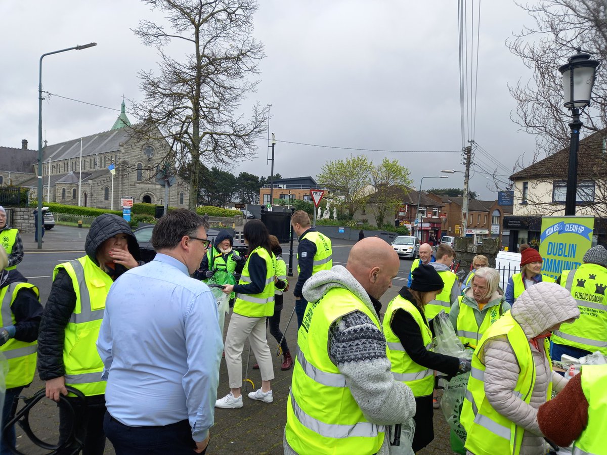 Happy #EarthDay & 1st day of #DublinCommunityCleanup to #KeepDublinBeautiful 
We were in Finglas again this morning with volunteers from @Finglastidytown
And @LordMayorDublin @caroline1conroy
Fantastic morning! 
#SDGsIrl #SpringClean23 #NationalSpringClean