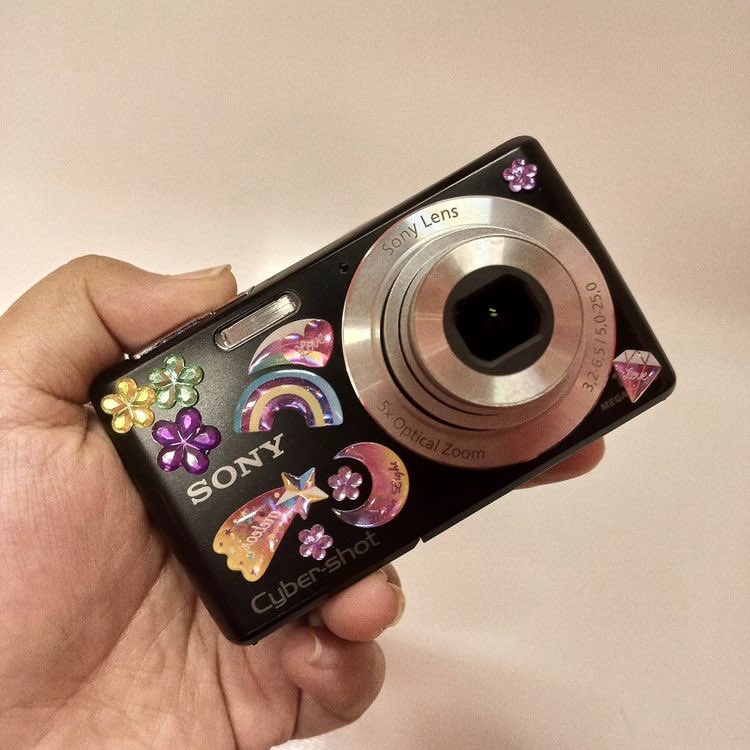 choquei's tweet photo. 🚨MUNDO: Geração z está abandonando os smartphones e usando câmeras digitais para tirar fotos. https://t.co/P38PQdB0u4