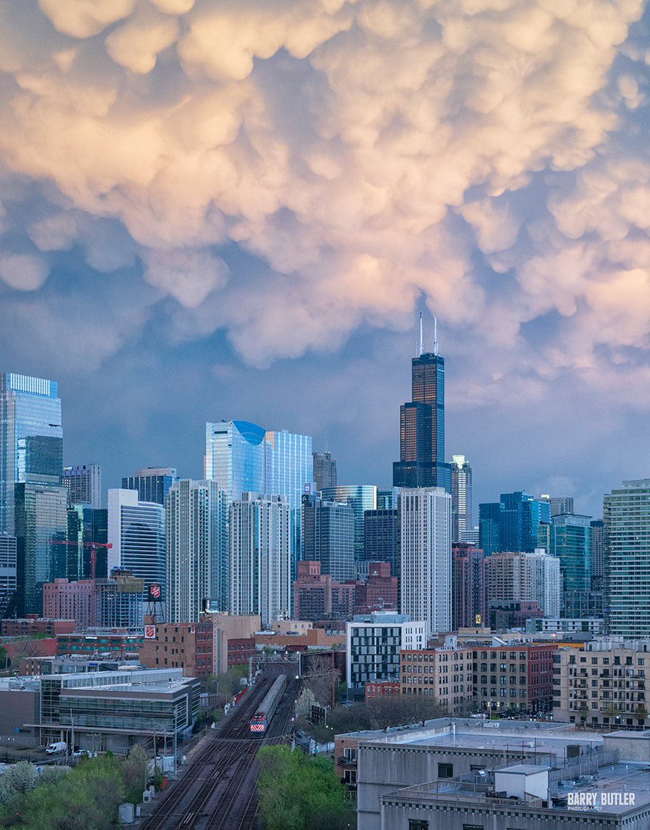 More Mammatus.   Weekend Rewind from Thursday when mammatus clouds owned the Chicago skyline. #weather #ilwx #chicago