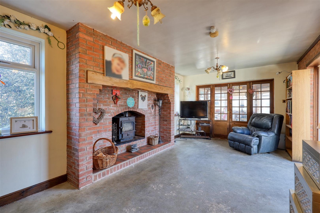 AlexandersLtd's tweet photo. 🥰A rare opportunity 
Ashby Road, Stapleton
Offers Over £700,000 

To acquire a three-bedroom detached bungalow within approximately 4.5 acres of paddocks, private woodlands, and an orchard, featuring a half-acre pond on the outskirts of Stapleton.

Call to View: 01455 291471 https://t.co/rMwbZqXNax