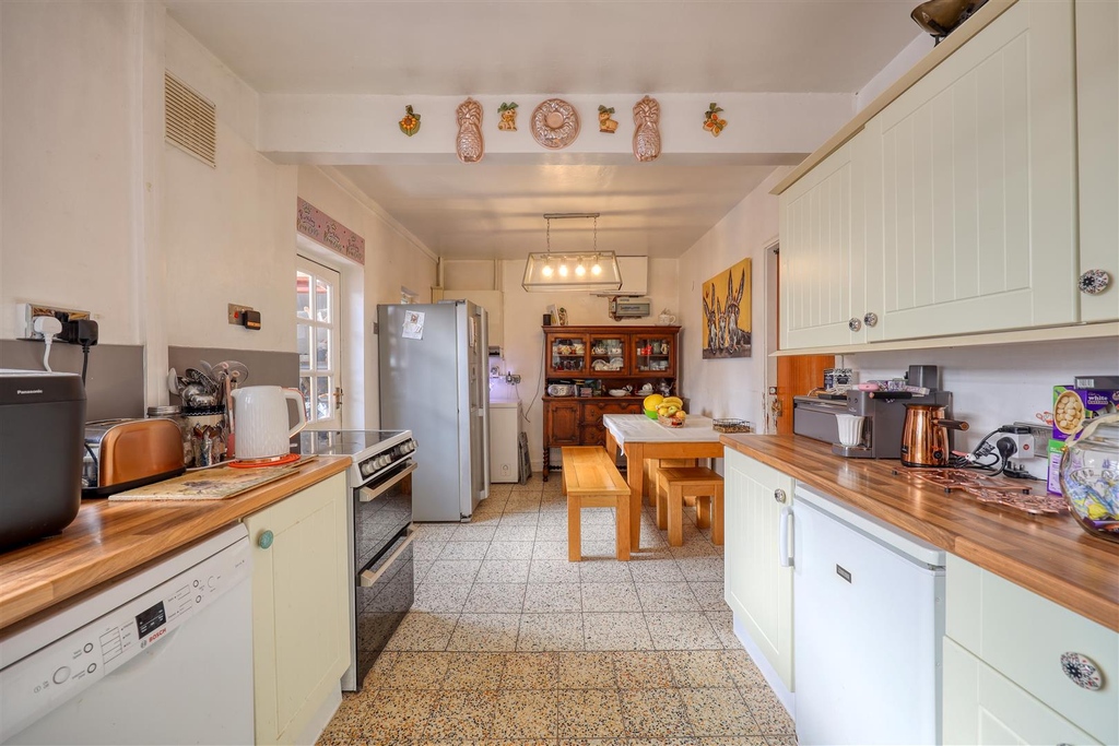 AlexandersLtd's tweet photo. 🥰A rare opportunity 
Ashby Road, Stapleton
Offers Over £700,000 

To acquire a three-bedroom detached bungalow within approximately 4.5 acres of paddocks, private woodlands, and an orchard, featuring a half-acre pond on the outskirts of Stapleton.

Call to View: 01455 291471 https://t.co/rMwbZqXNax