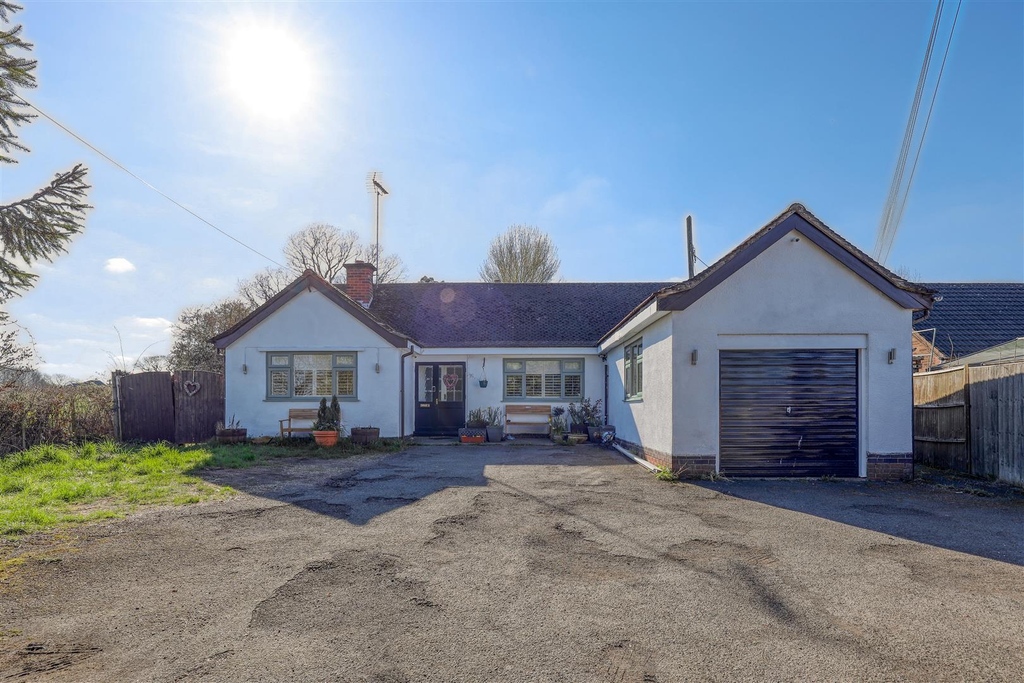 AlexandersLtd's tweet photo. 🥰A rare opportunity 
Ashby Road, Stapleton
Offers Over £700,000 

To acquire a three-bedroom detached bungalow within approximately 4.5 acres of paddocks, private woodlands, and an orchard, featuring a half-acre pond on the outskirts of Stapleton.

Call to View: 01455 291471 https://t.co/rMwbZqXNax