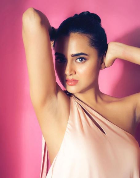 Tejasswi Prakash 😍💖🔥

.
#photography #photooftheday #photoshoot #bollywood #bollywooddance #bollywoodhot #tellywood #desilogy #desigyan #fashion #trending #viral #explore #explorepage #exploremore #tejasswiprakash👑 #tejasswiprakash #tejran #tejasswi #fashionblogger #fashion