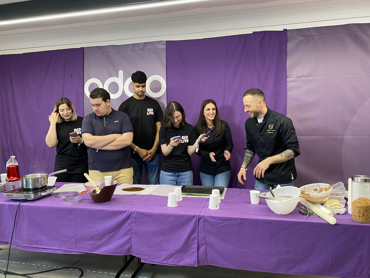 Benjamin et Adelina, finalistes de <a href="/LMP_M6/">LeMeilleurPâtissier</a> sont en live pour faire un gâteau avec la team 🍰❤️ twitch.tv/contactstream