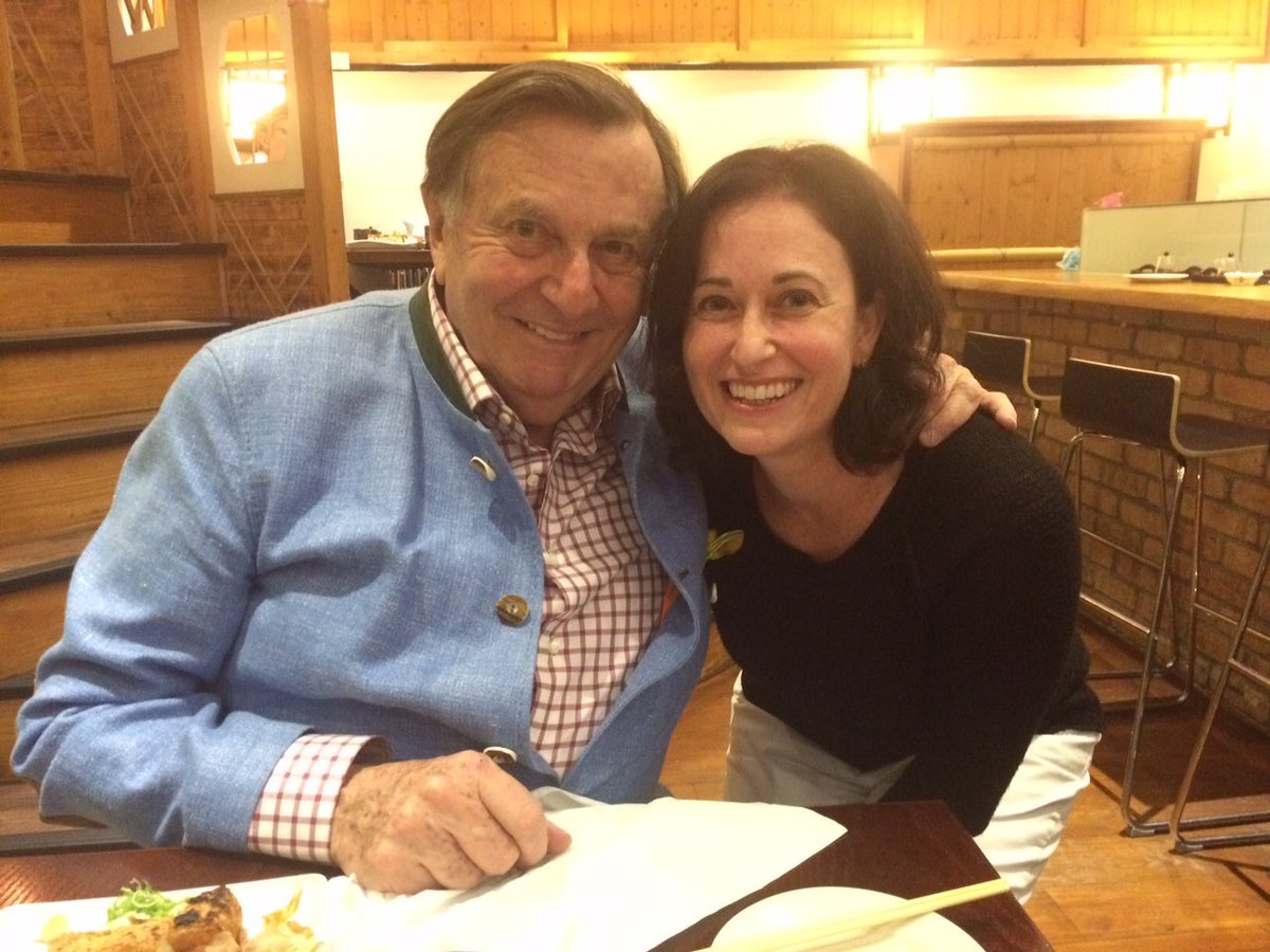 leonierachel2's tweet photo. The great #BarryHumphries was not only an Australian icon and a comic genius, but a kind and generous man who shone a light for me in one of my darkest hours (1/3) https://t.co/mlCzki4yPC
