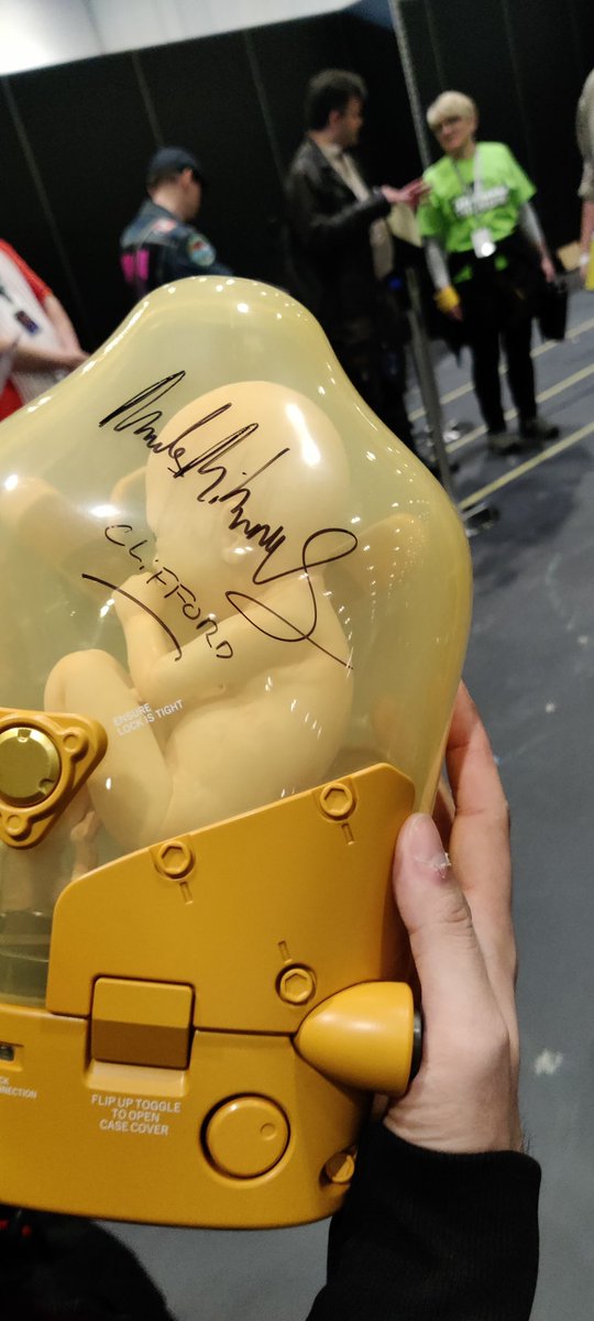 PinkLemon91's tweet photo. Signed by @theofficialmads ❤️
@Kojima_Hideo @HIDEO_KOJIMA_EN, you're next! 😏✨
#DeathStranding #madsmikkelsen #KojimaProductions https://t.co/ipMiOxTVnz