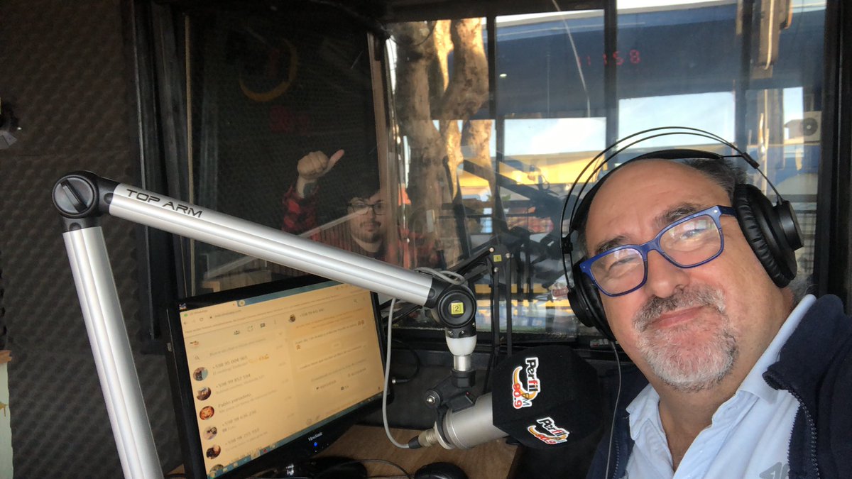 castrovh's tweet photo. Ya al aire en Sentires por @perfilfm y @fm_voces hasta las 10:00 de la mañana con lo mejor del canto popular y el folclore de America https://t.co/fNSS3eRpAT