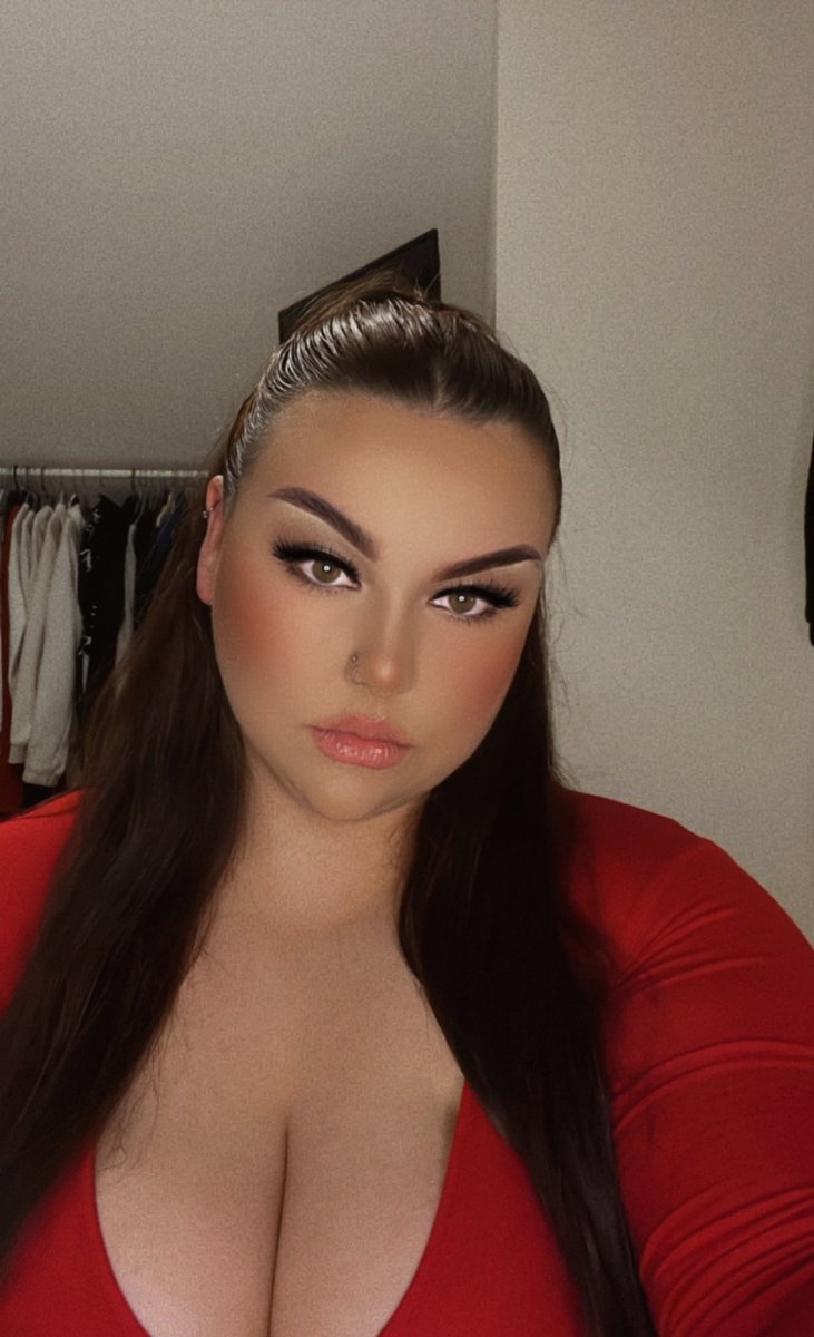 Chelsie__21's tweet photo. It’s the weekend mutts, you all know what that means…hiding from your wife’s and handing everything you have to a 21 year old brat😌

findom bratworship finsub rtsub cashcow humanatm walletdrain paypig whalesub joi sph cei https://t.co/tyha2nFFHE