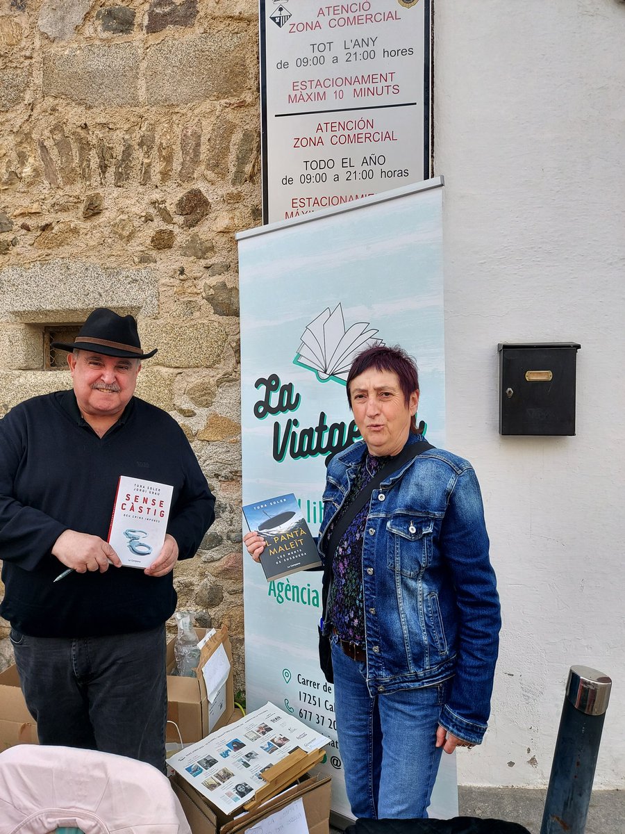 A Calonge, a @laviatgeria , signant llibres del Sense càstig i d'El Pantà maleït! @penguinllibres @campanallibres . Gràcies als lectors i a @CalongeStAntoni