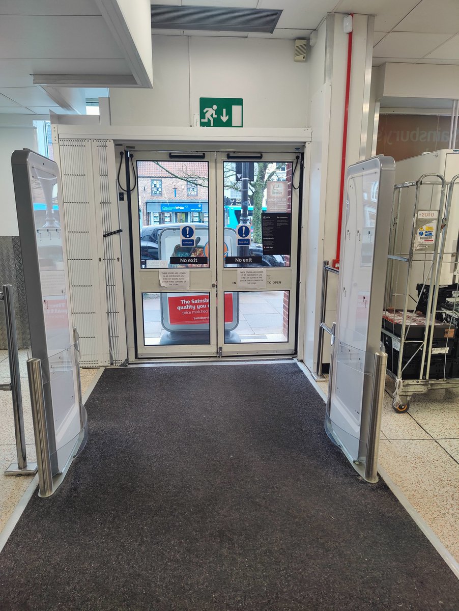 Locked, marked fire escape at <a href="/sainsburys/">Sainsbury's</a> in Yarm putting lives at risk <a href="/ClevelandFB/">ClevelandFB</a> <a href="/TeessideLive/">Teesside Live</a> <a href="/TheNorthernEcho/">The Northern Echo</a>