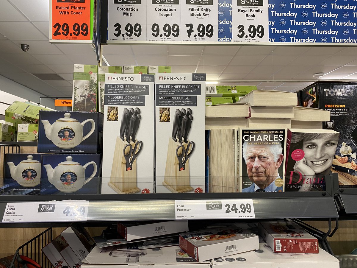 The__Ninjas's tweet photo. Don’t often shop at #Lidl but I’m wondering if the Middle @ Lidl is giving out subliminal messages…. #Coronation2023 #KnivesOut #KingCharlesIII #Diana #Royalfamily #LidlUK https://t.co/XuVDIipgQ9
