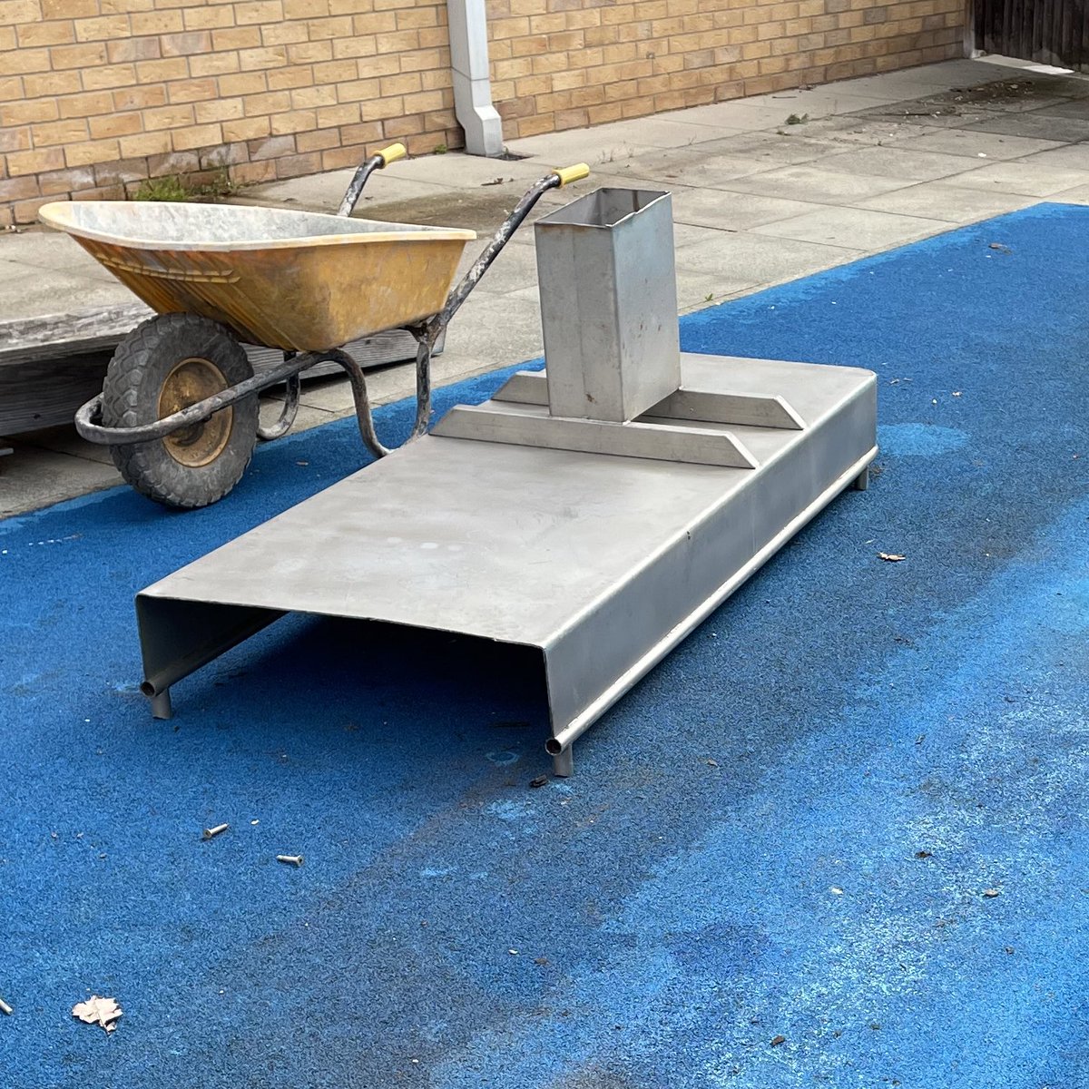 StGilesRetford's tweet photo. The day is finally here! We’ve started our renovation and £££ investment in our outdoor learning, play and fitness environments! Keep your 👀 peeled for updates over the next three weeks. #TeamStGiles #SEND #LifeChangingPractice #PlayForAll #SportForAll #NottsSchools https://t.co/514HdRIsFF