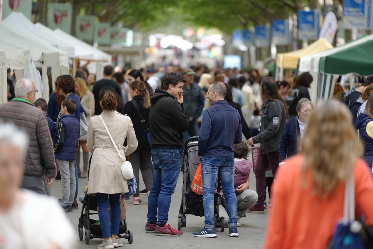 paerialleida's tweet photo. Lleida es bolca en els actes de dissabte previ a la Diada de Sant Jordi. 🌹📘

Durant tot el cap de setmana, les activitats es concentren a l’Avinguda Francesc Macià i la Rambla de Ferran.

#Lleida #RambladeFerran #SantJordi2023 #Cultura #Festes

https://t.co/8CUFZlyxnq https://t.co/CZt7yoLSPl