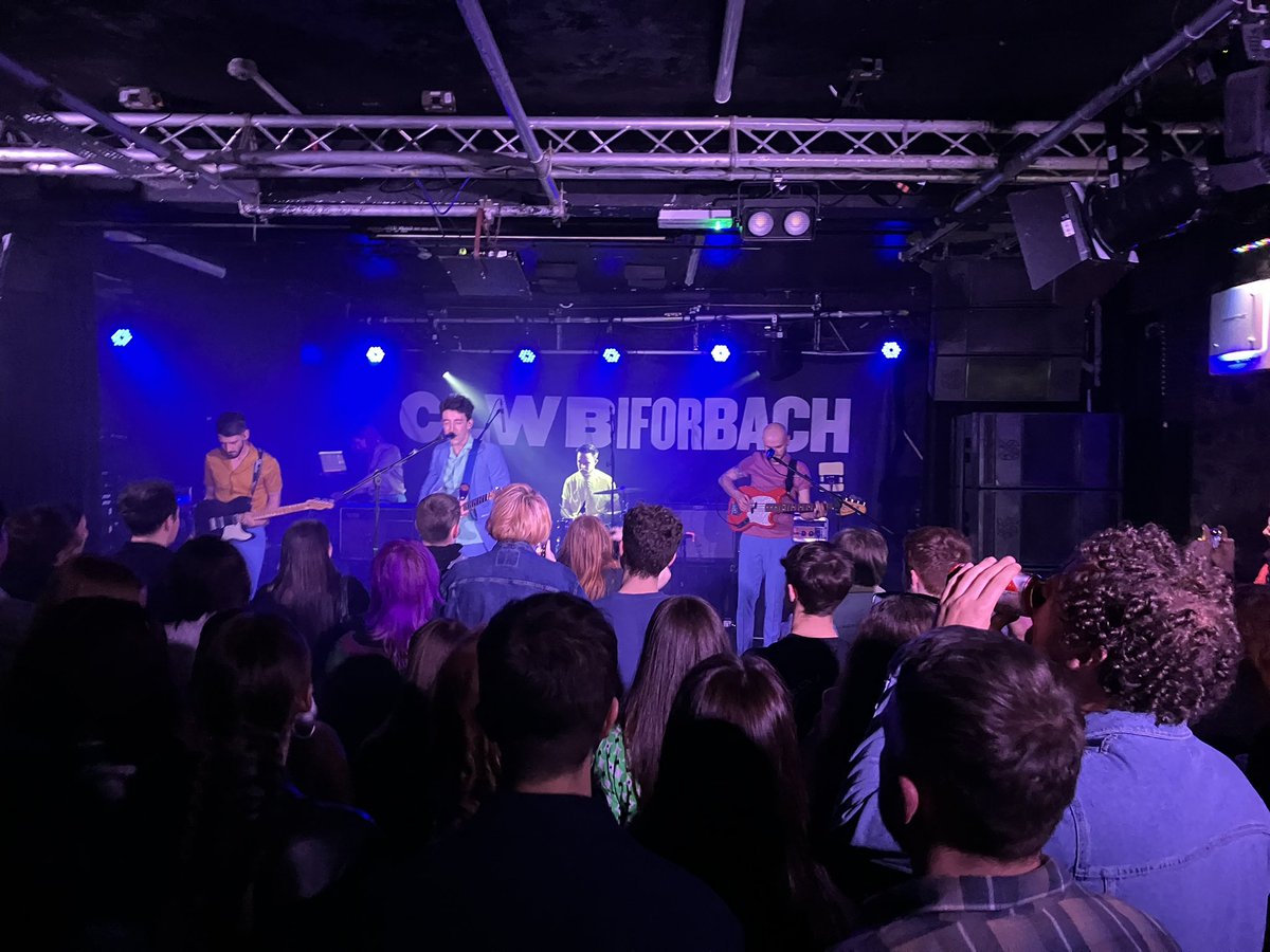 becsows's tweet photo. Llawer o hwyl neithiwr yn ‘@ClwbIforBach gwylio @Swnami_ Fy nghyntaf gig Gymraeg gyda phobl arbennig @bayley_bethan @aimiescott @matty_westside 🥰 Dw i’n eich caru chi xx https://t.co/wGIk85lQL8