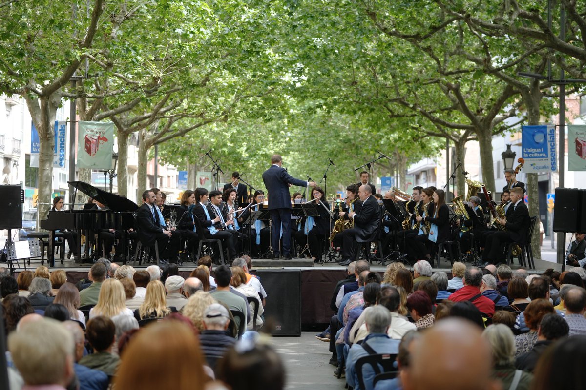 paerialleida's tweet photo. Lleida es bolca en els actes de dissabte previ a la Diada de Sant Jordi. 🌹📘

Durant tot el cap de setmana, les activitats es concentren a l’Avinguda Francesc Macià i la Rambla de Ferran.

#Lleida #RambladeFerran #SantJordi2023 #Cultura #Festes

https://t.co/8CUFZlyxnq https://t.co/CZt7yoLSPl
