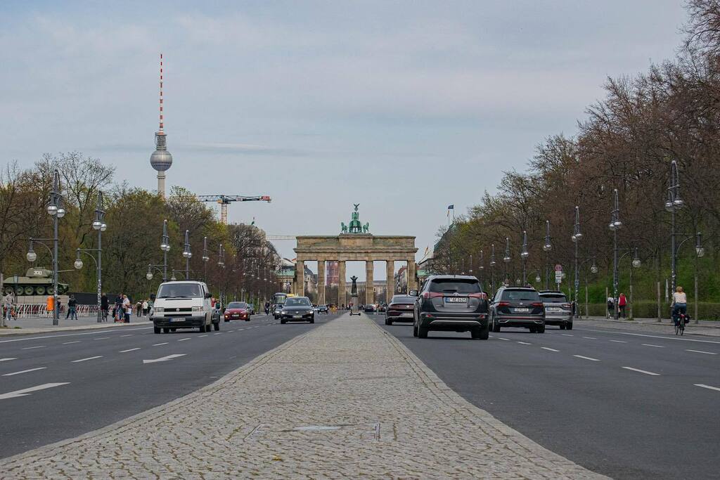 oneelevennet's tweet photo. #outdoors #outside #berlin #germany #brandenburgertor #brandenburggate #tiergarten #architecture #monument #travel #travelphotography #photography #nikond5300 #d5300 #nikon #nikondslr #nikonphoto #nikonphotography #nikonphotograph #nikon_photography #dsl… https://t.co/VvaopeFeFW https://t.co/MCTA8KCmnN