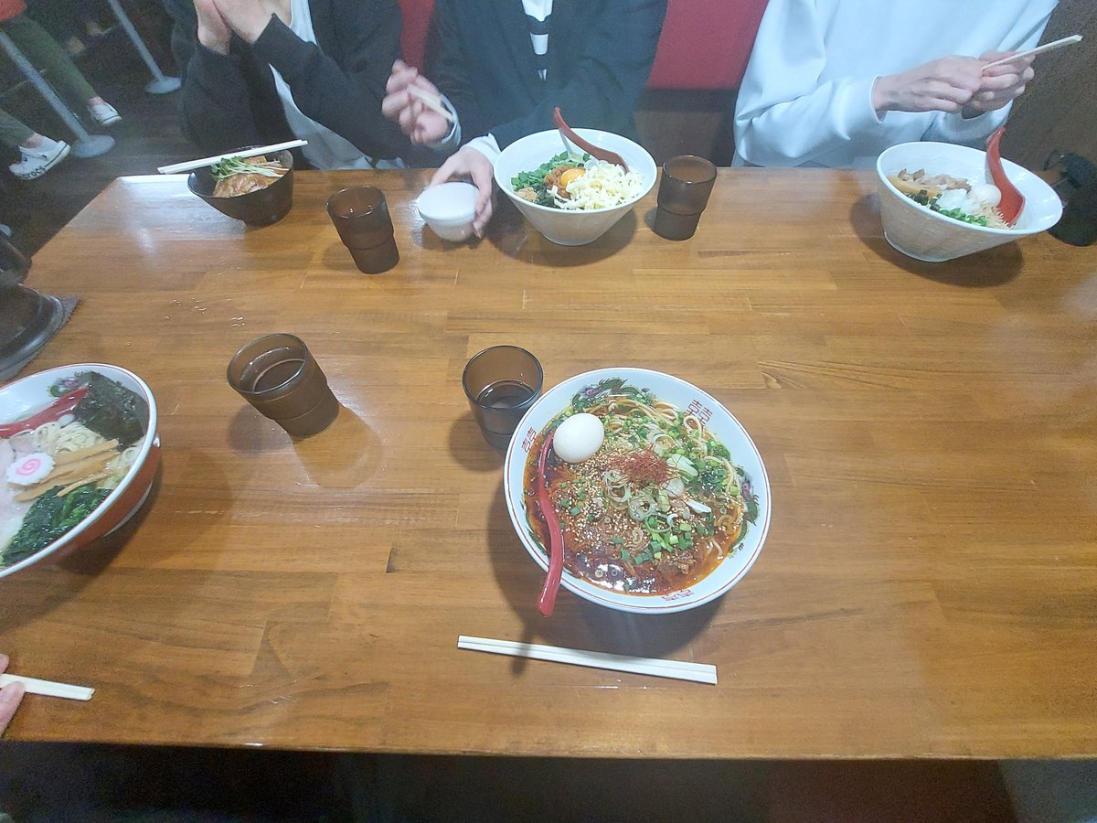 大勢で麺を食した